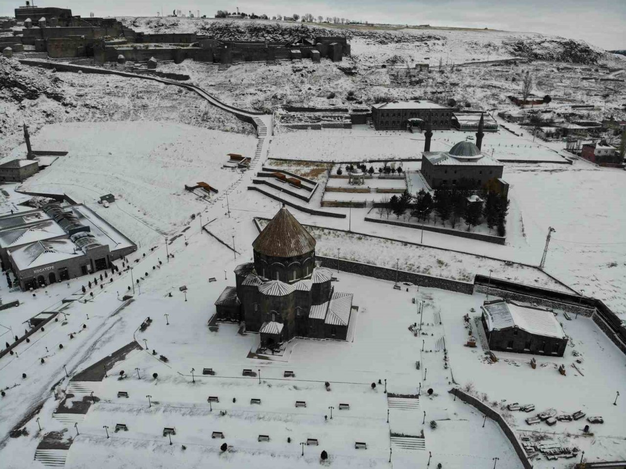Nisan ayında beyaza bürünen Kars böyle görüntülendi