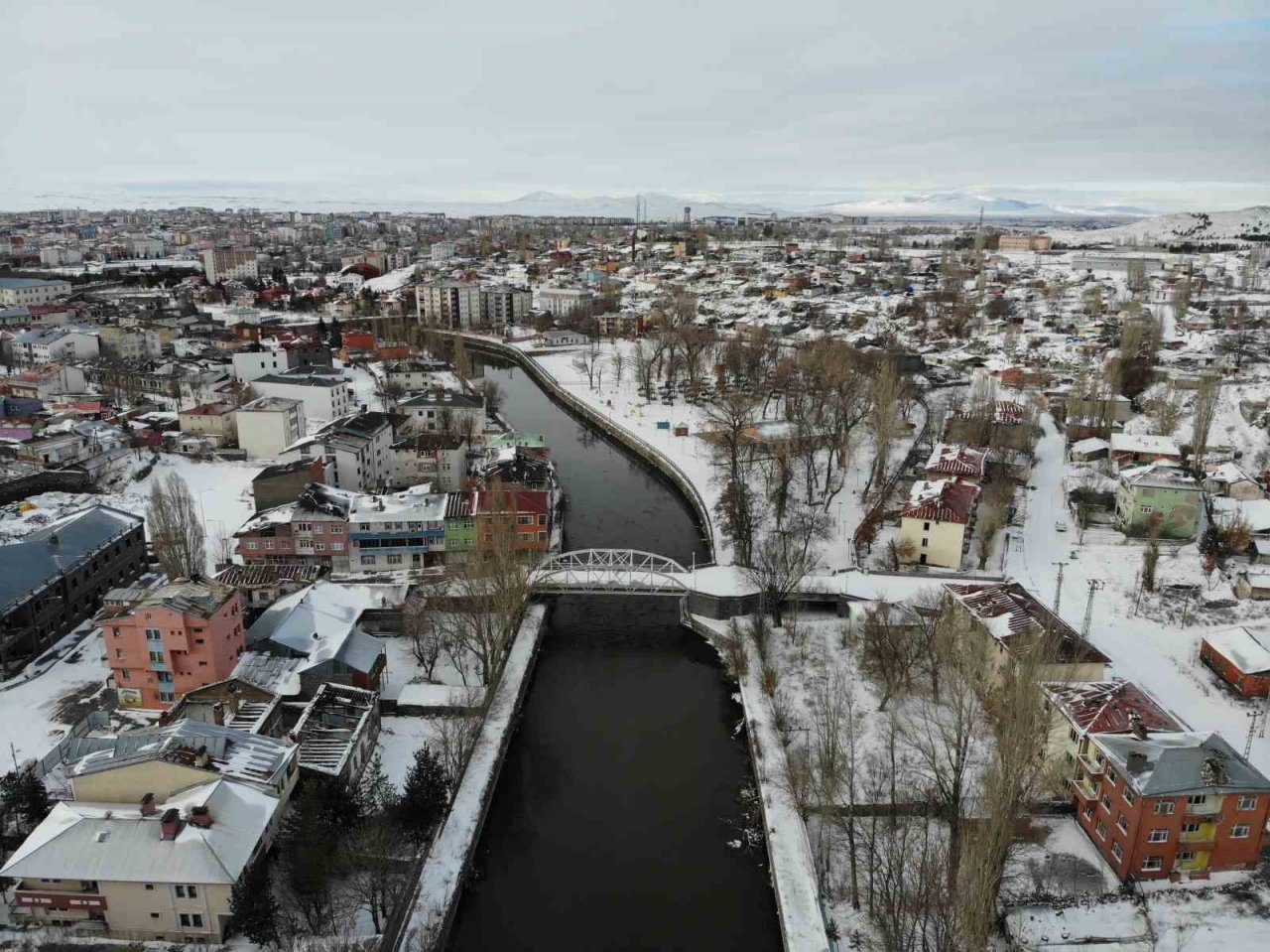 Nisan ayında beyaza bürünen Kars böyle görüntülendi