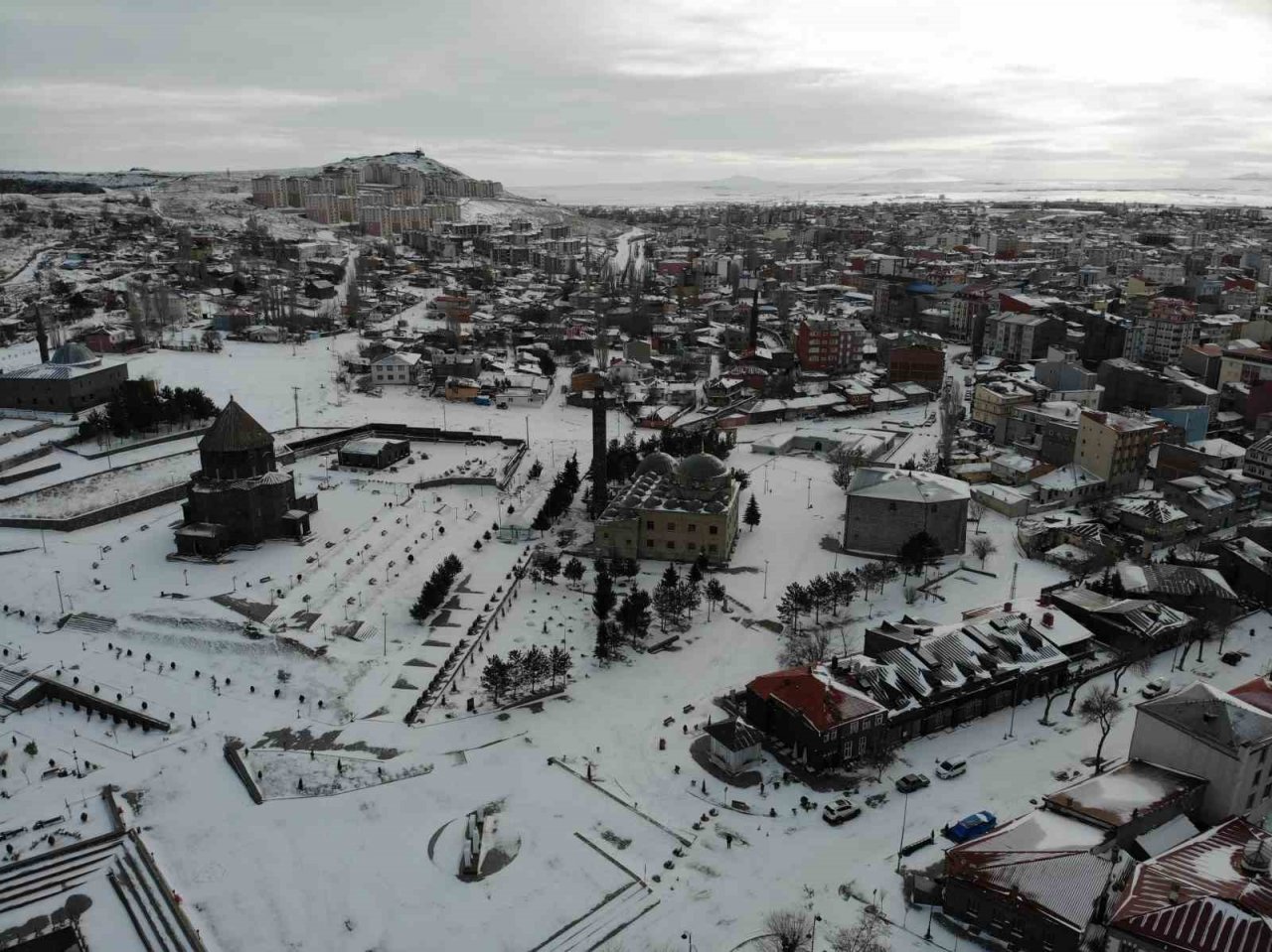 Nisan ayında beyaza bürünen Kars böyle görüntülendi