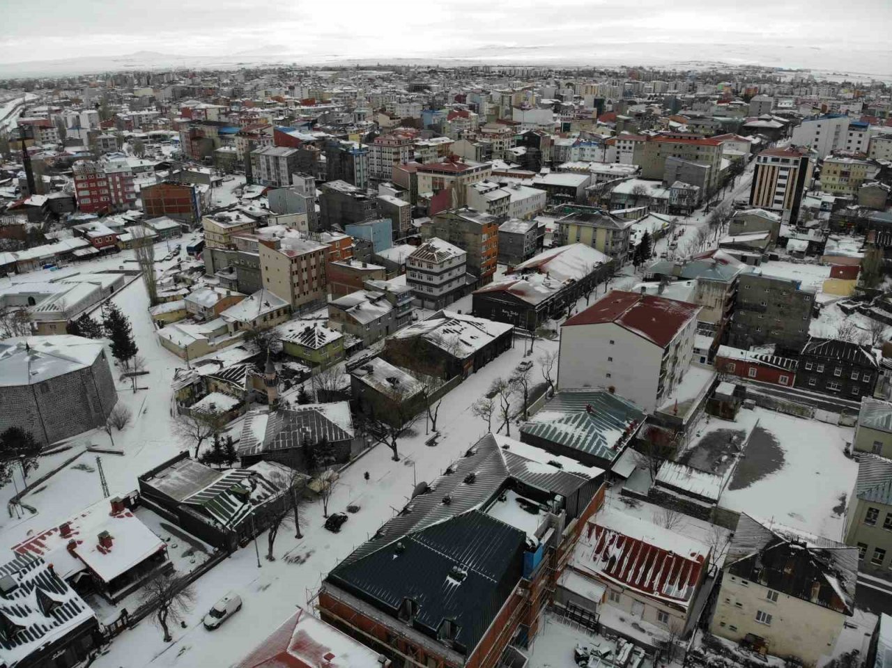 Nisan ayında beyaza bürünen Kars böyle görüntülendi