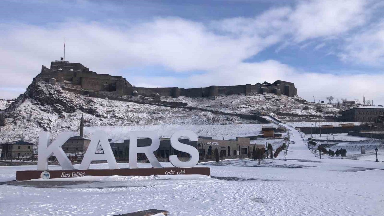Nisan ayında beyaza bürünen Kars böyle görüntülendi
