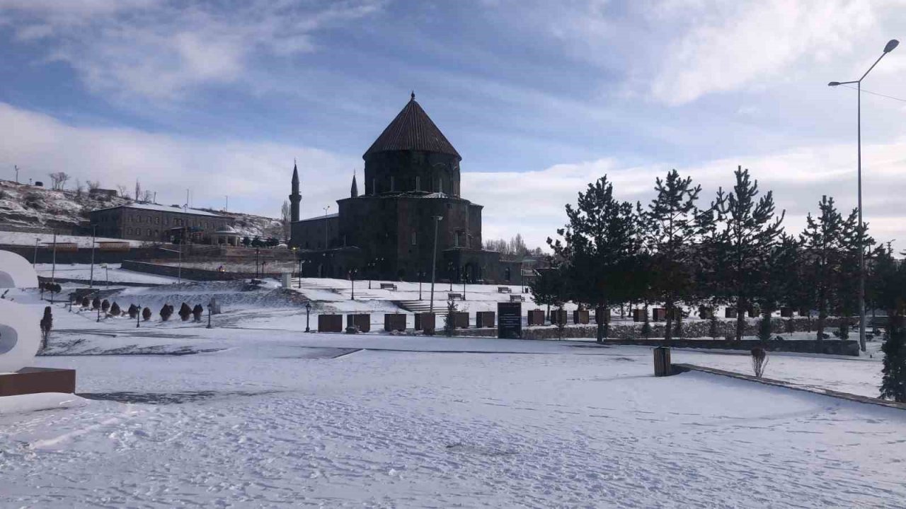 Nisan ayında beyaza bürünen Kars böyle görüntülendi