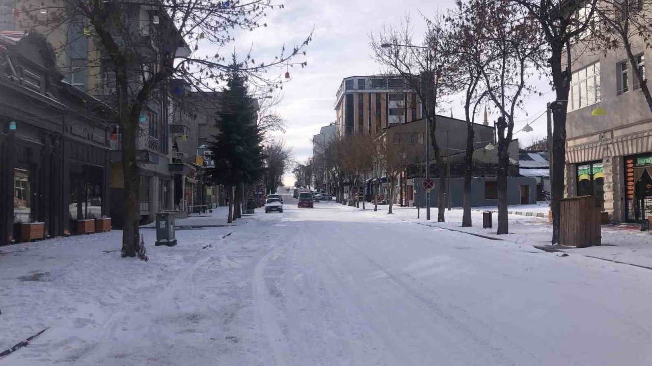 Nisan ayında beyaza bürünen Kars böyle görüntülendi