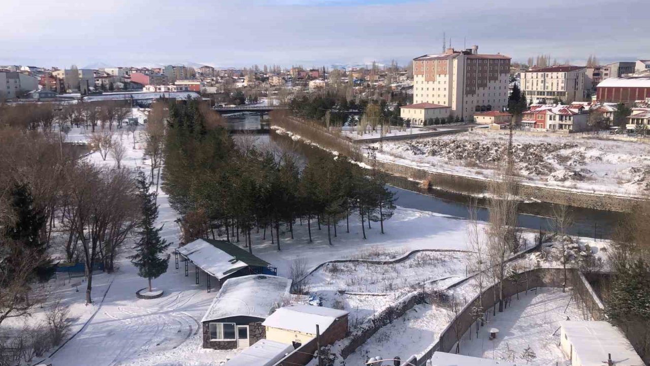 Nisan ayında beyaza bürünen Kars böyle görüntülendi