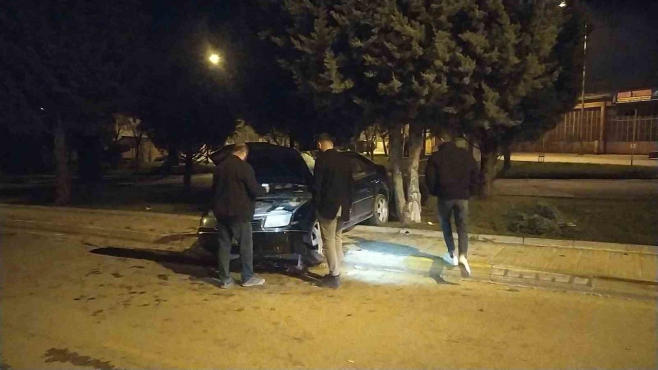 Kontrolden çıkan otomobil ağaca çarptı: 5 yaralı