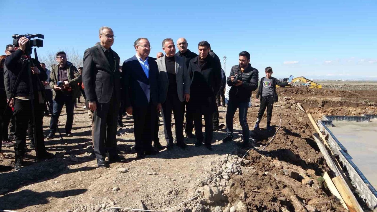 Adalet Bakanı Bozdağ, TOKİ konutlarının başladığı alanda incelemelerde bulundu