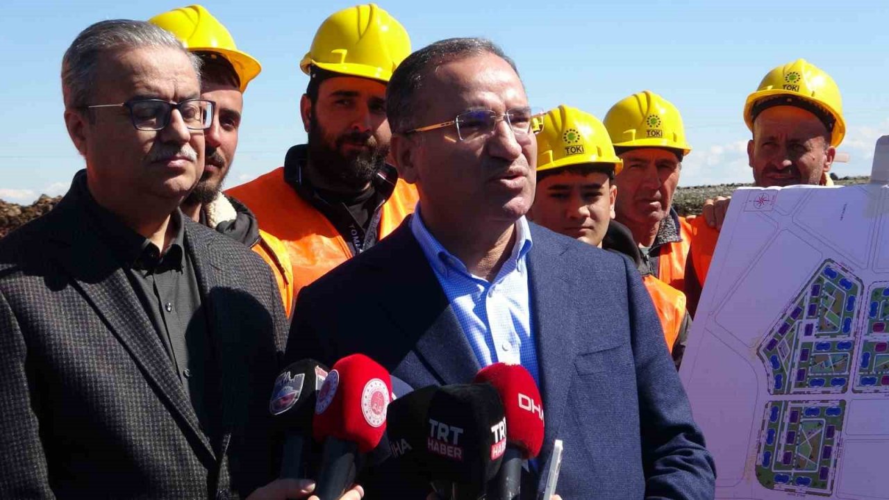 Adalet Bakanı Bozdağ, TOKİ konutlarının başladığı alanda incelemelerde bulundu