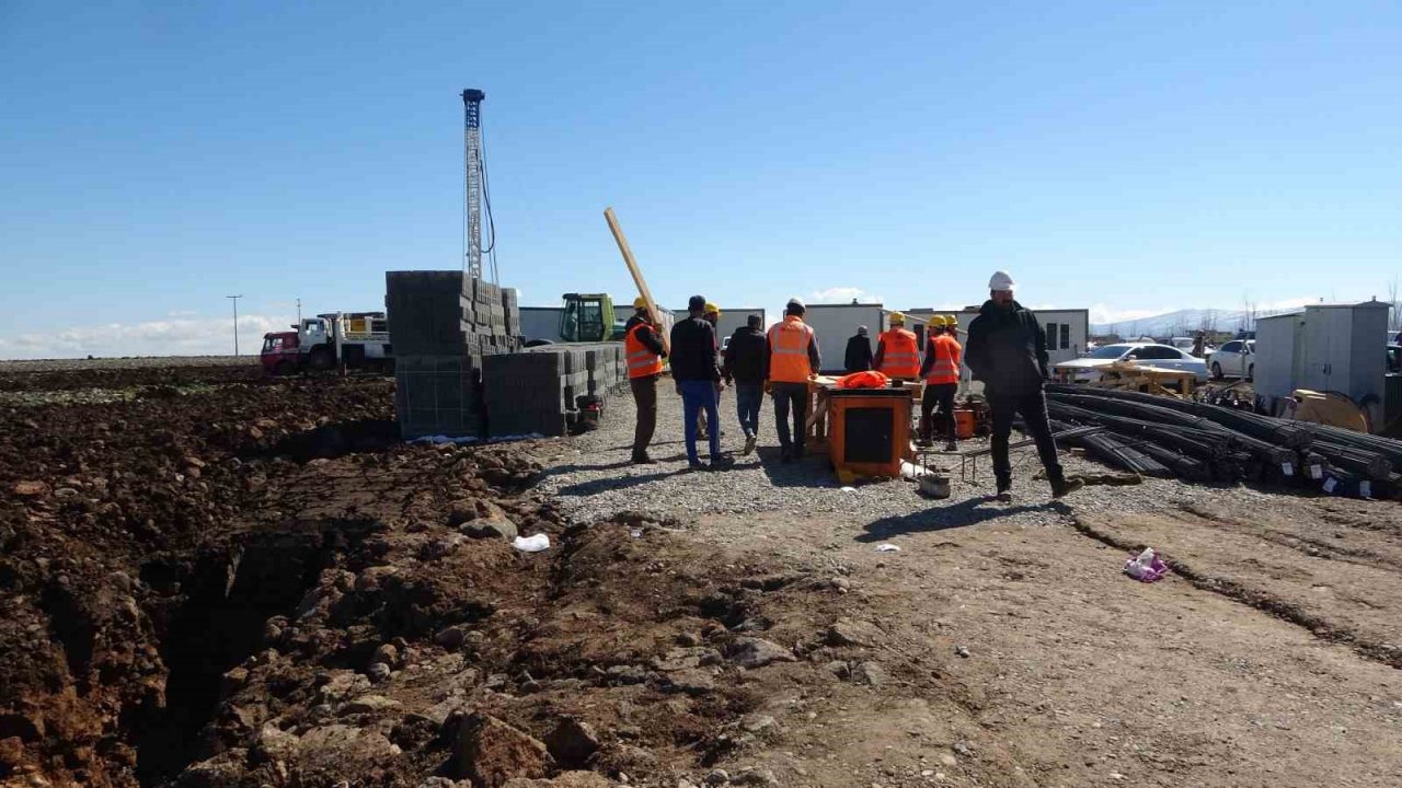Adalet Bakanı Bozdağ, TOKİ konutlarının başladığı alanda incelemelerde bulundu