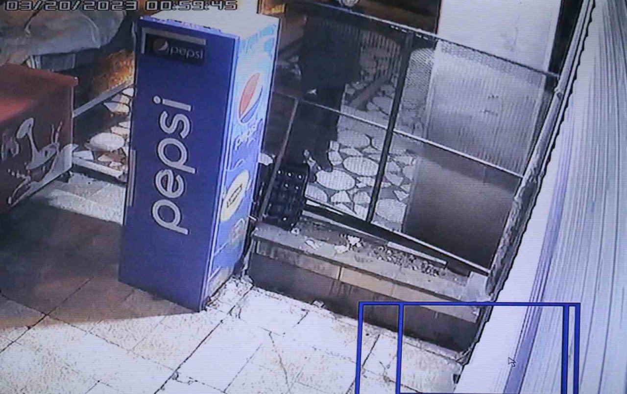 Önce tabelanın ipini çözdüler, 5 dakika sonra hırsızlık yaptılar