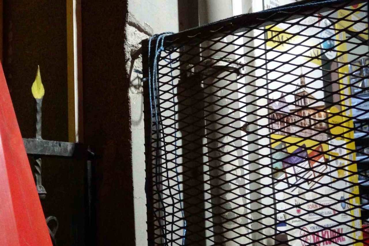 Önce tabelanın ipini çözdüler, 5 dakika sonra hırsızlık yaptılar