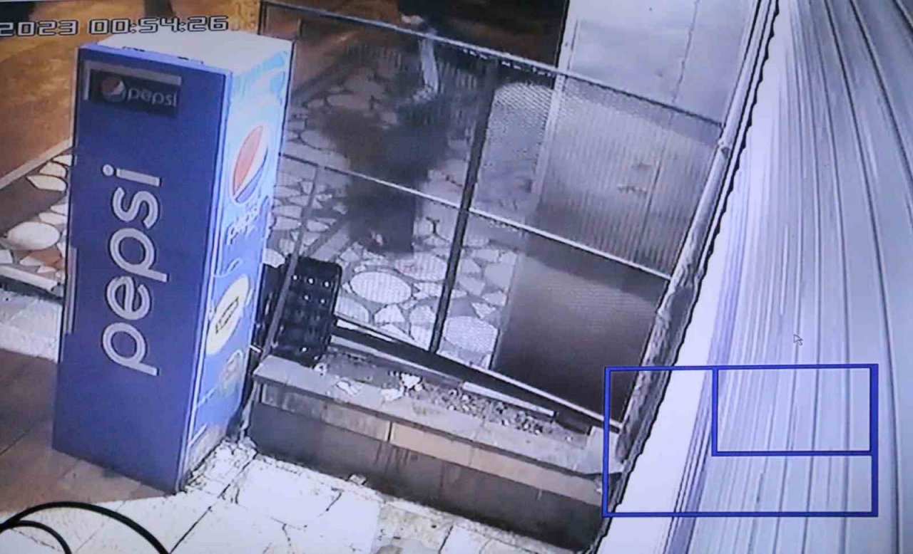 Önce tabelanın ipini çözdüler, 5 dakika sonra hırsızlık yaptılar