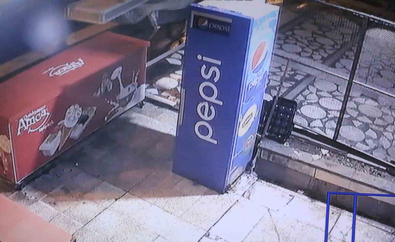 Önce tabelanın ipini çözdüler, 5 dakika sonra hırsızlık yaptılar