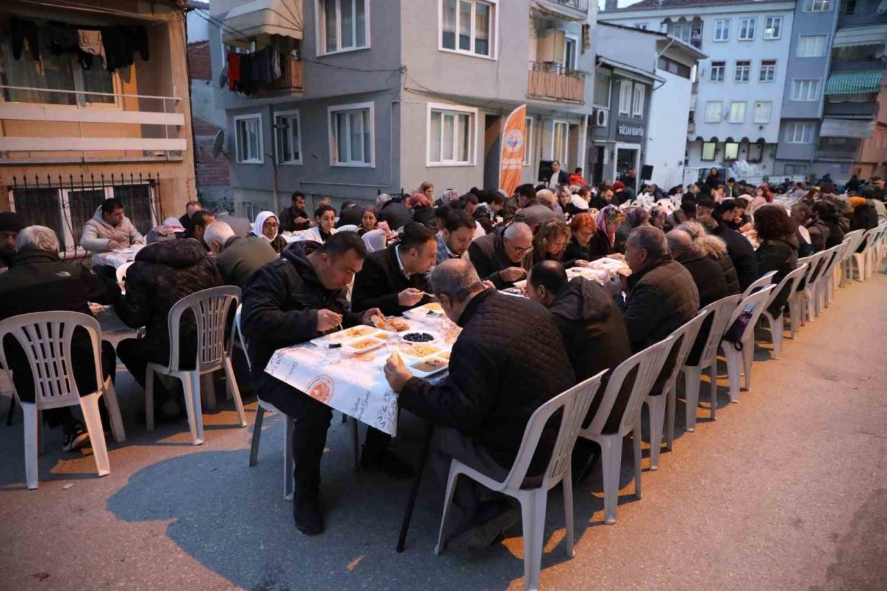 Gemlikliler sokak iftarında buluştu