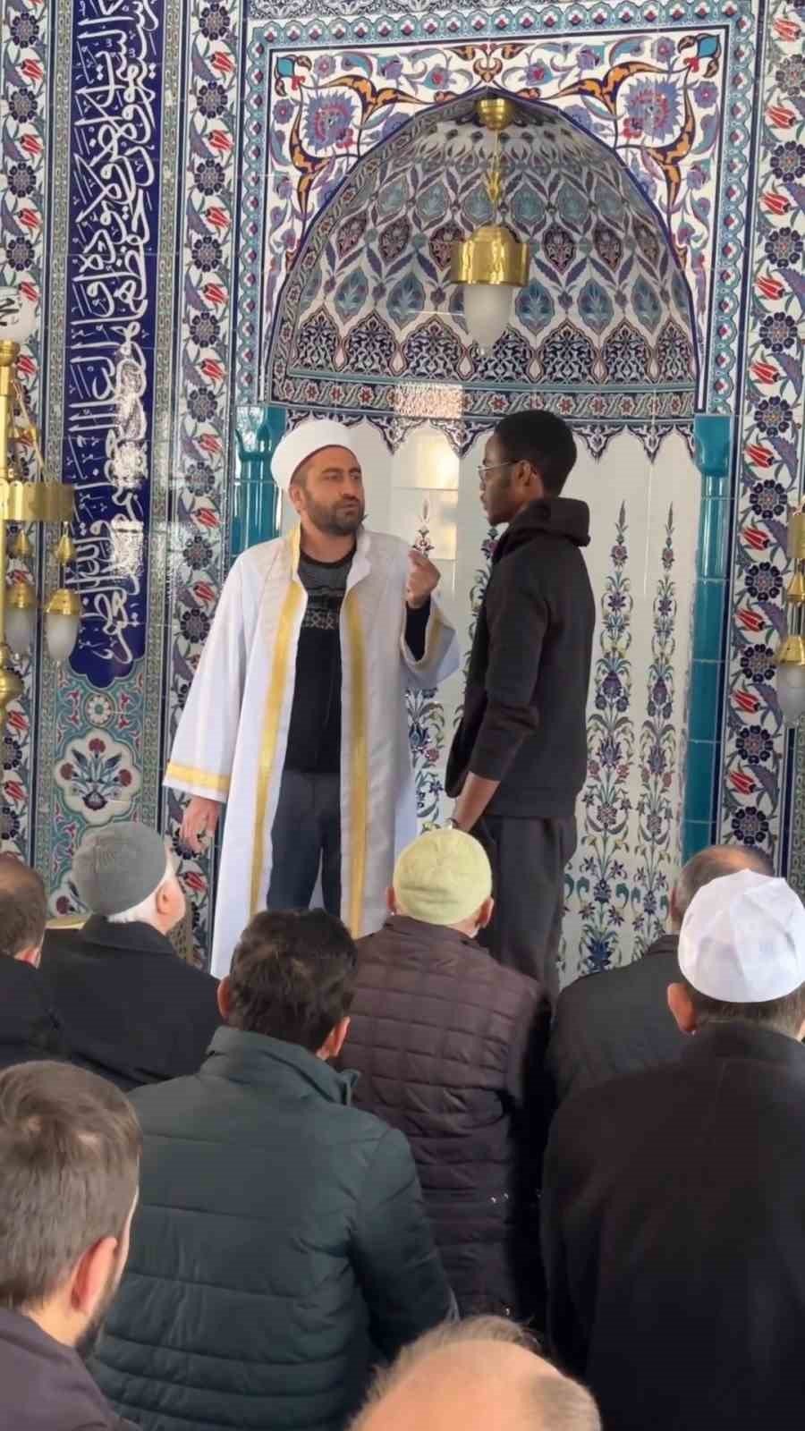 Kamerun’dan gelen Hristiyan genç Gümüşhane’de müslüman oldu