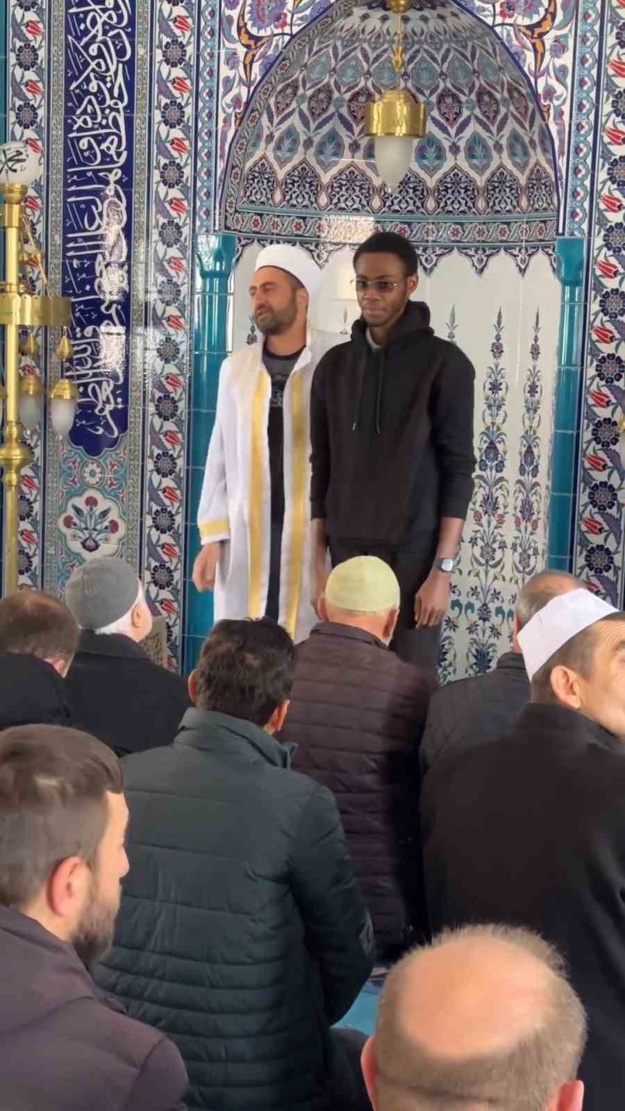 Kamerun’dan gelen Hristiyan genç Gümüşhane’de müslüman oldu