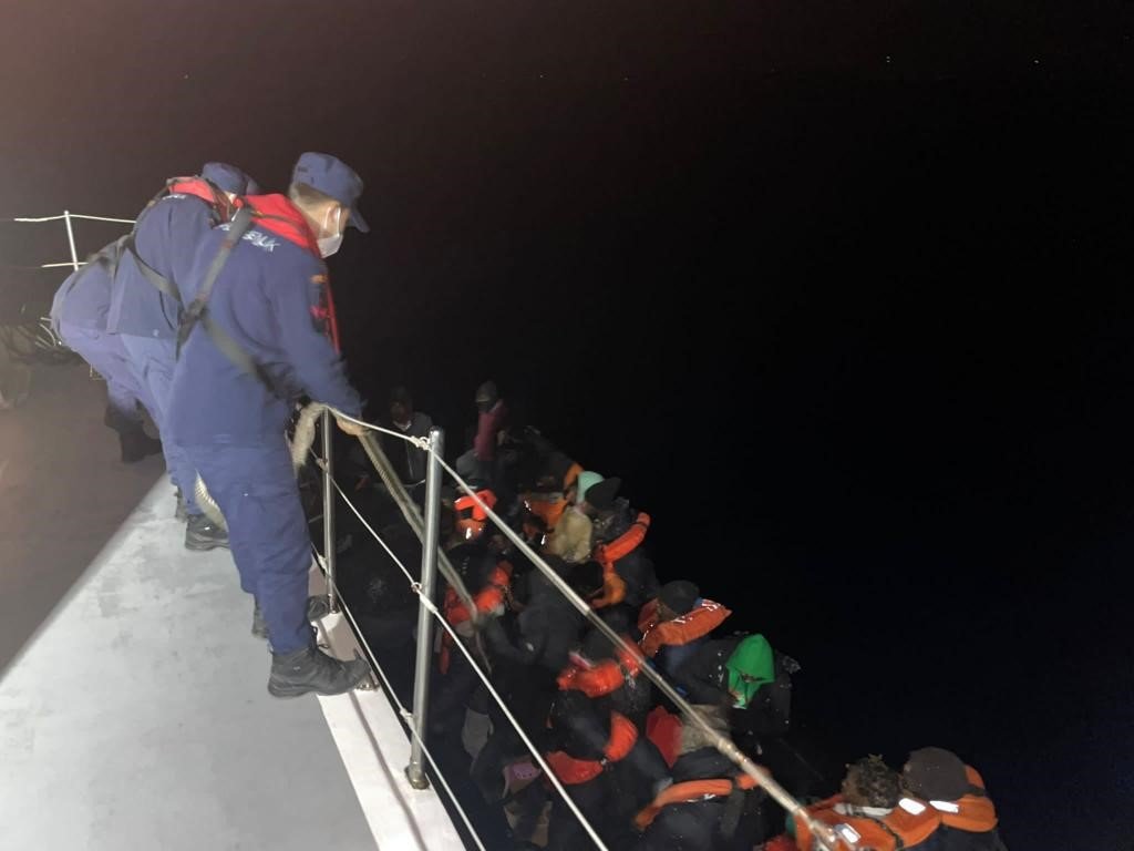 Huzur uygulamasında bin 353 düzensiz göçmen yakalandı