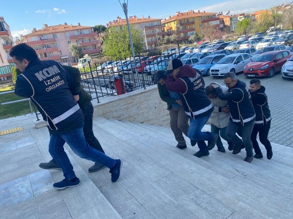 Akbaba Operasyonu’nda Ödemiş Belediyesi’nde çalışan 2 kişi gözaltında alındı