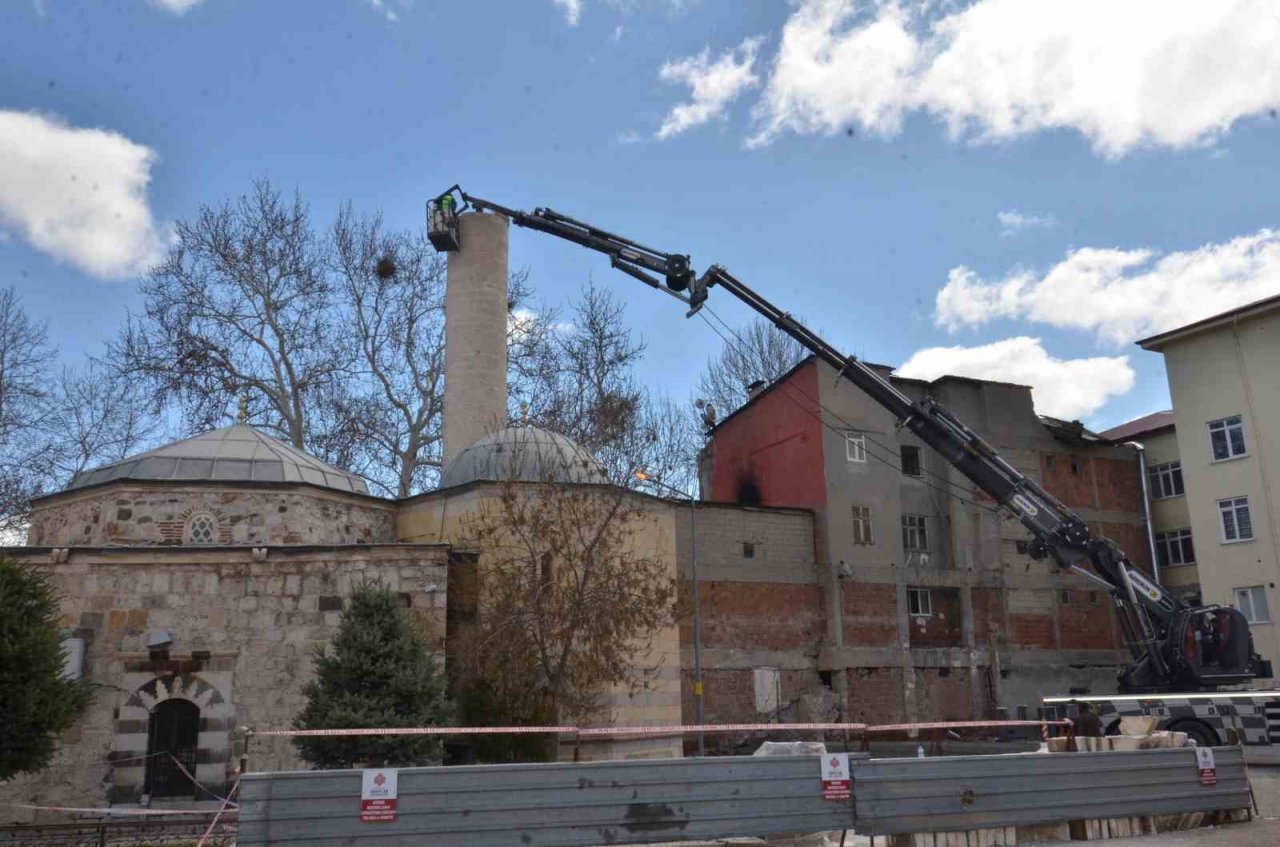 Türkiye’nin türbeye açılan mihraplı tek camisinin minaresi söküldü