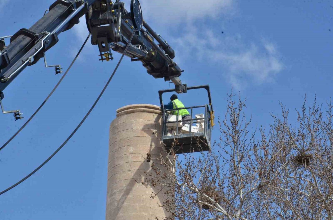 Türkiye’nin türbeye açılan mihraplı tek camisinin minaresi söküldü