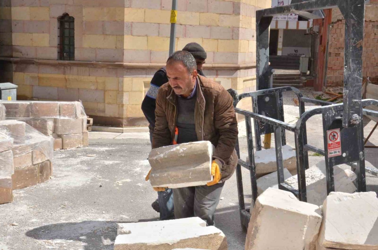 Türkiye’nin türbeye açılan mihraplı tek camisinin minaresi söküldü