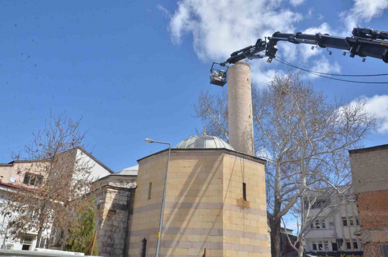 Türkiye’nin türbeye açılan mihraplı tek camisinin minaresi söküldü