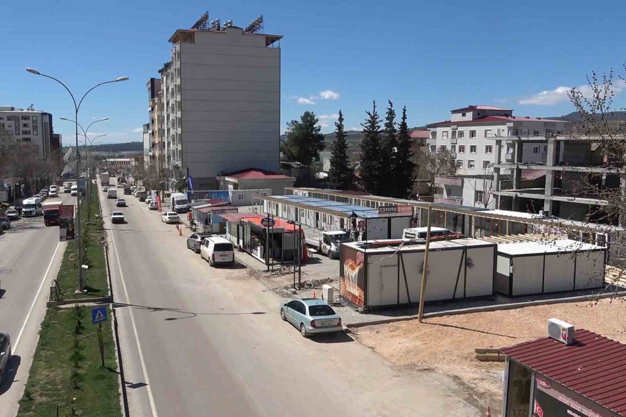 Depremin merkezi Pazarcık’ta ticari hayat konteyner çarşıda başladı