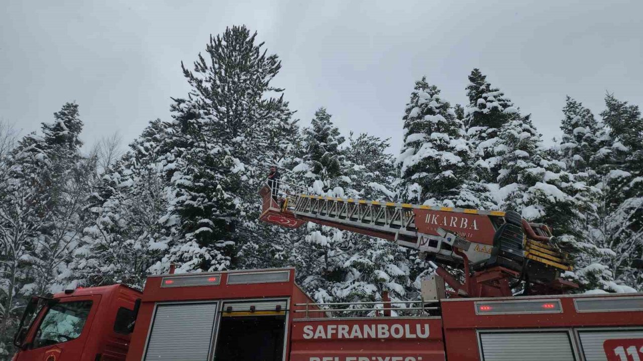 İtfaiye bu kez ağaca takılı kalan dronu kurtarmak için seferber oldu