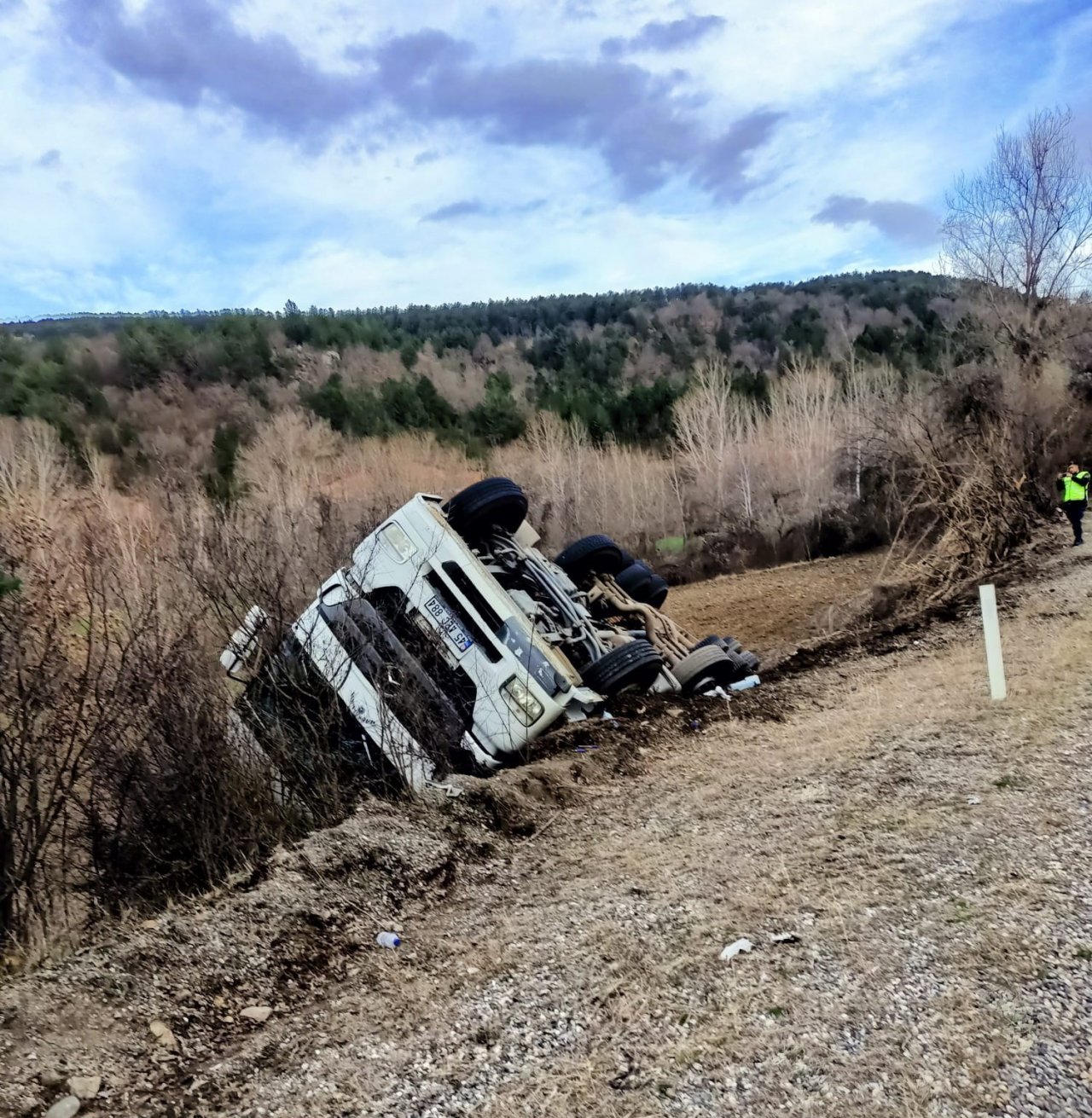 Virajı alamayan odun yüklü kamyon devrildi: 1 yaralı
