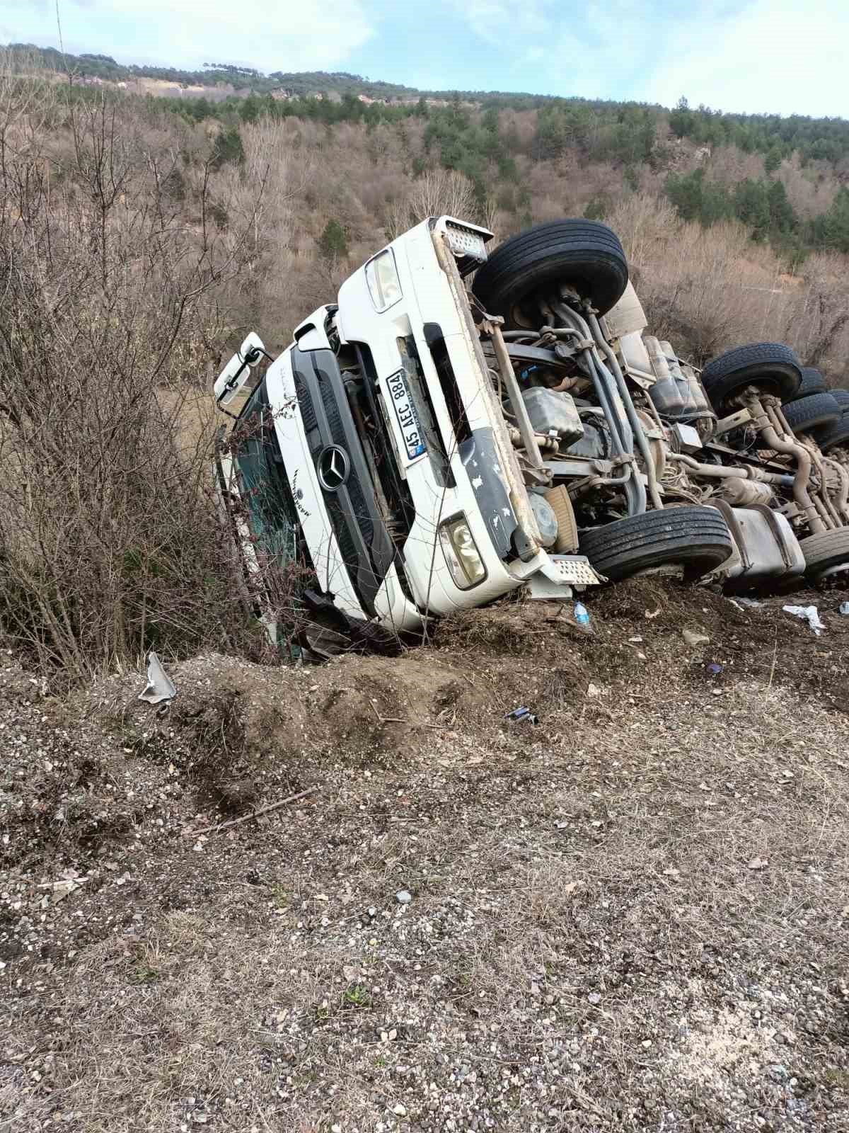 Virajı alamayan odun yüklü kamyon devrildi: 1 yaralı