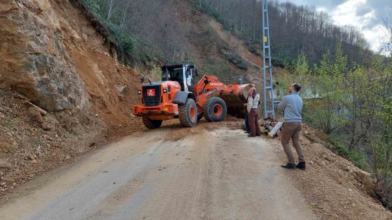 Heyelan köy yolunu ulaşıma kapattı