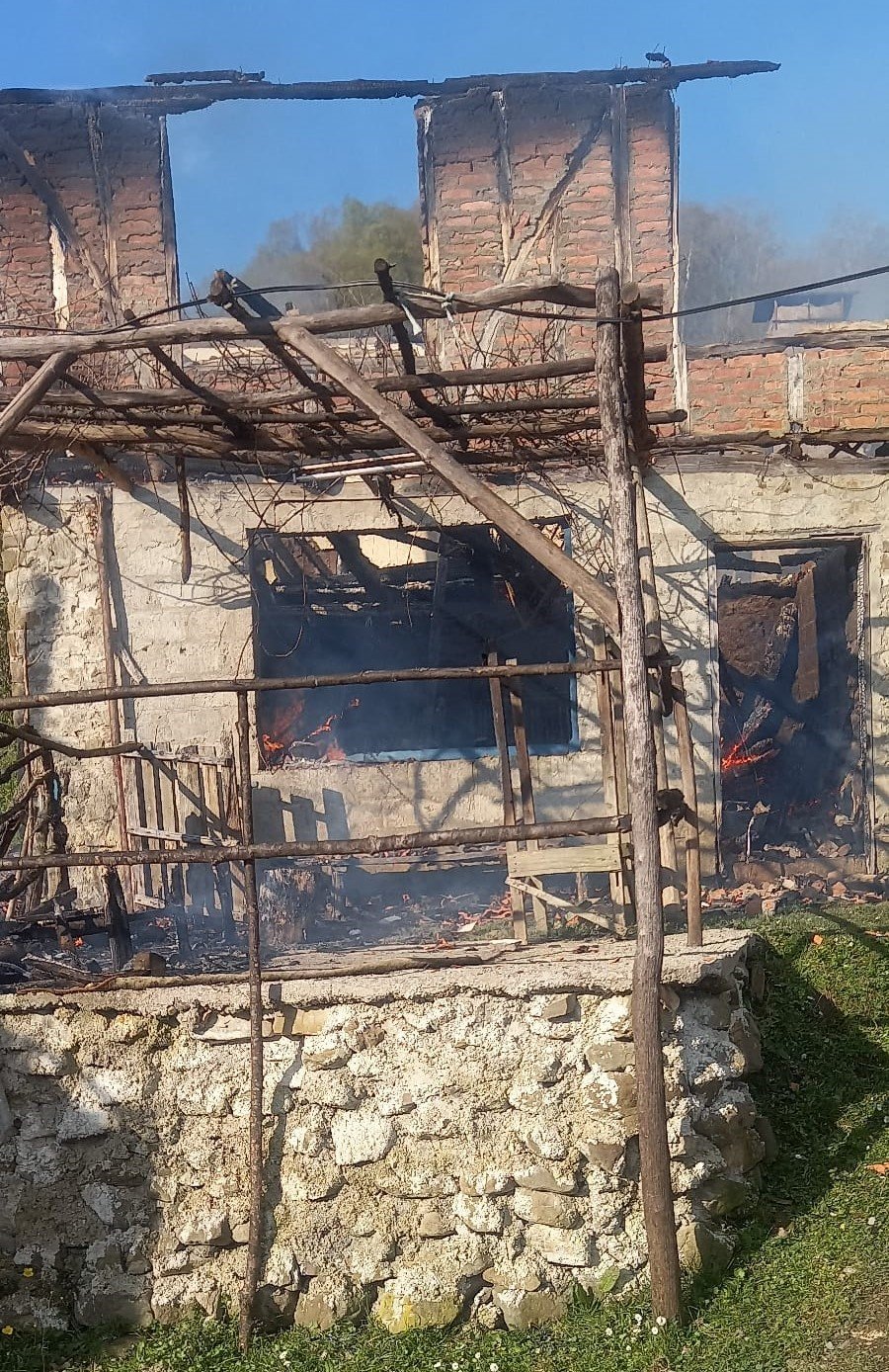 Uykuda yangına yakalandı, ikinci kattan atlayarak canını kurtardı