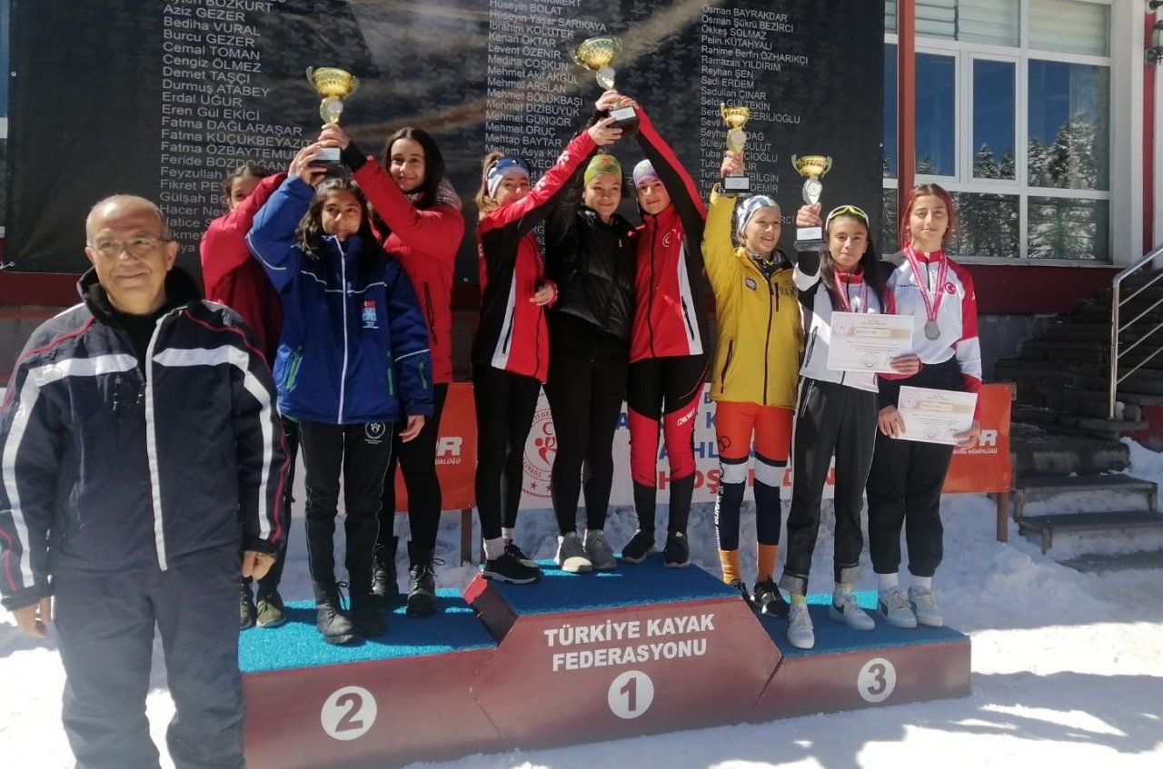 Kayaklı koşuda Erzincanlı sporculardan ikincilik ve üçüncülük kupası