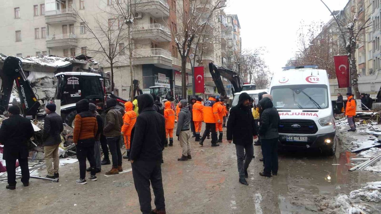 Malatya’da onlarca kişiye mezar olan iki binanın enkazı kaldırıldı