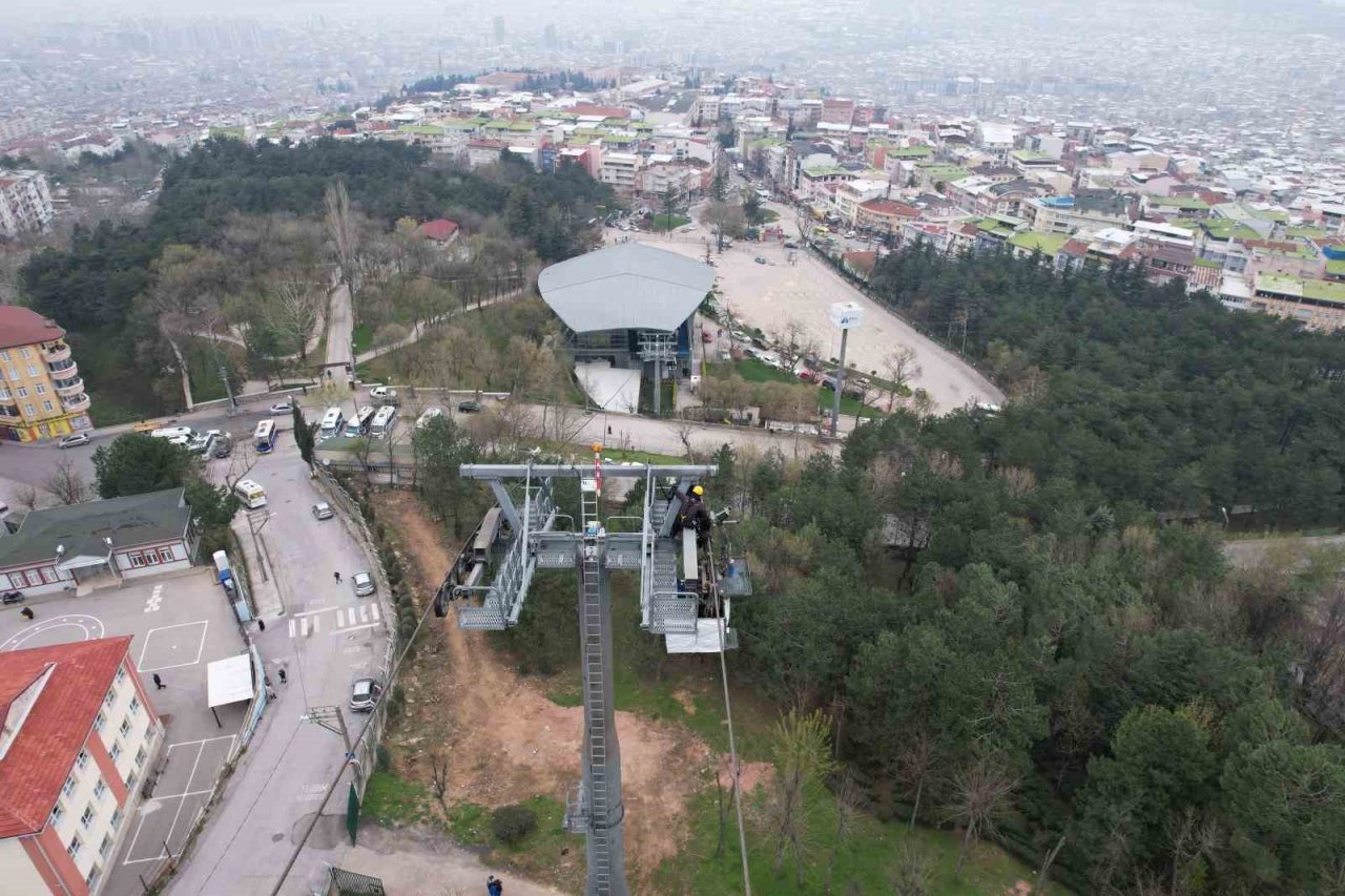 Uludağ’da ölümle burun buruna... 165 metre yüksekte cambazları aratmıyorlar