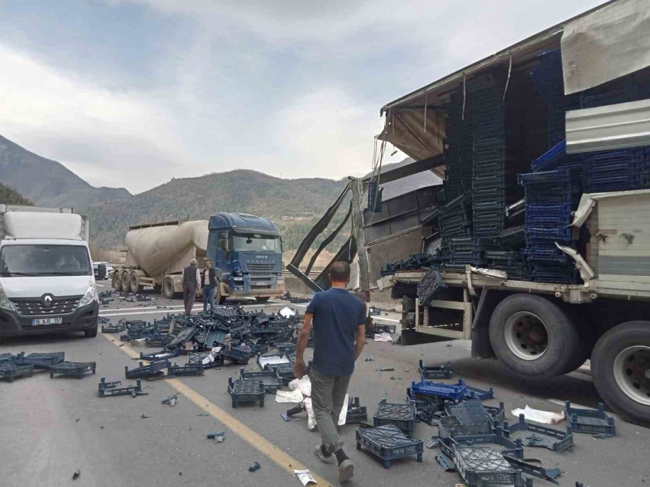 D-650’de kamyon tıra arkadan çaptı, meyve kasaları yola savruldu