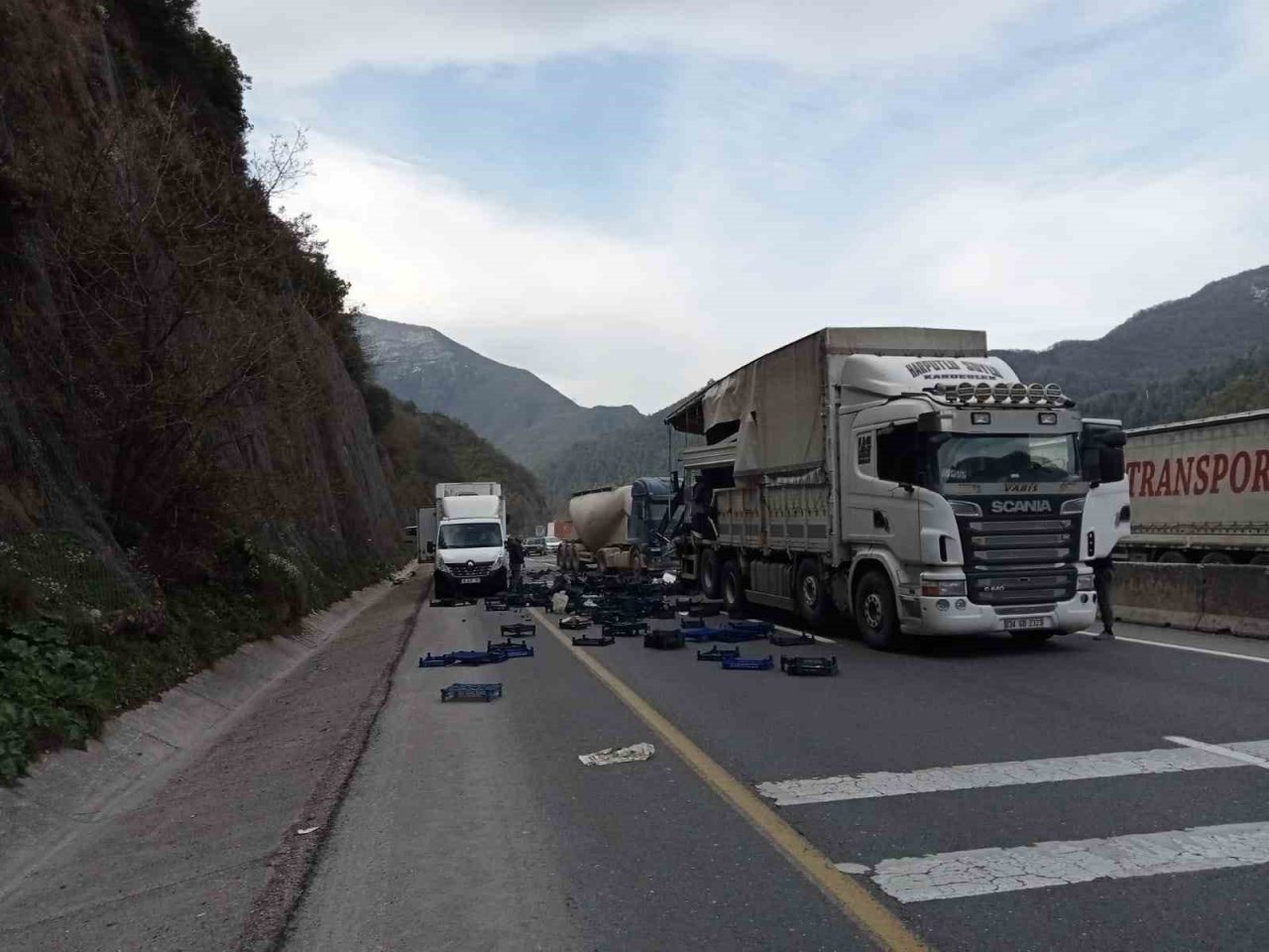 D-650’de kamyon tıra arkadan çaptı, meyve kasaları yola savruldu