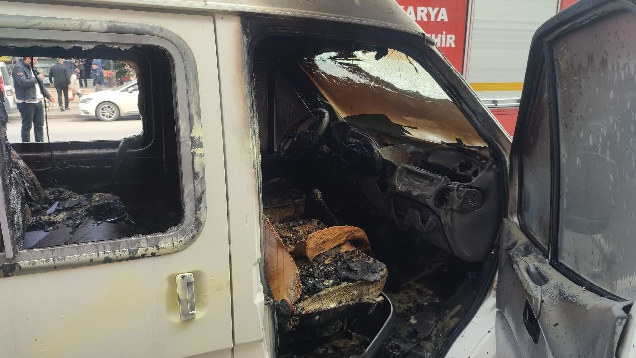 Park halindeki minibüs alev alev yandı
