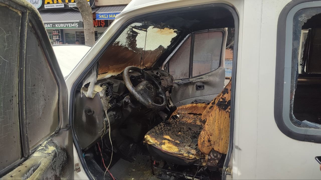 Park halindeki minibüs alev alev yandı