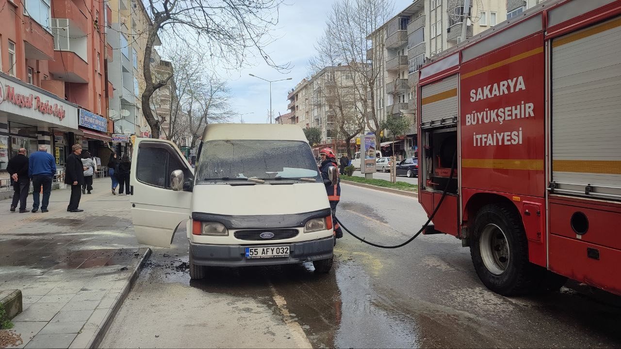 Park halindeki minibüs alev alev yandı