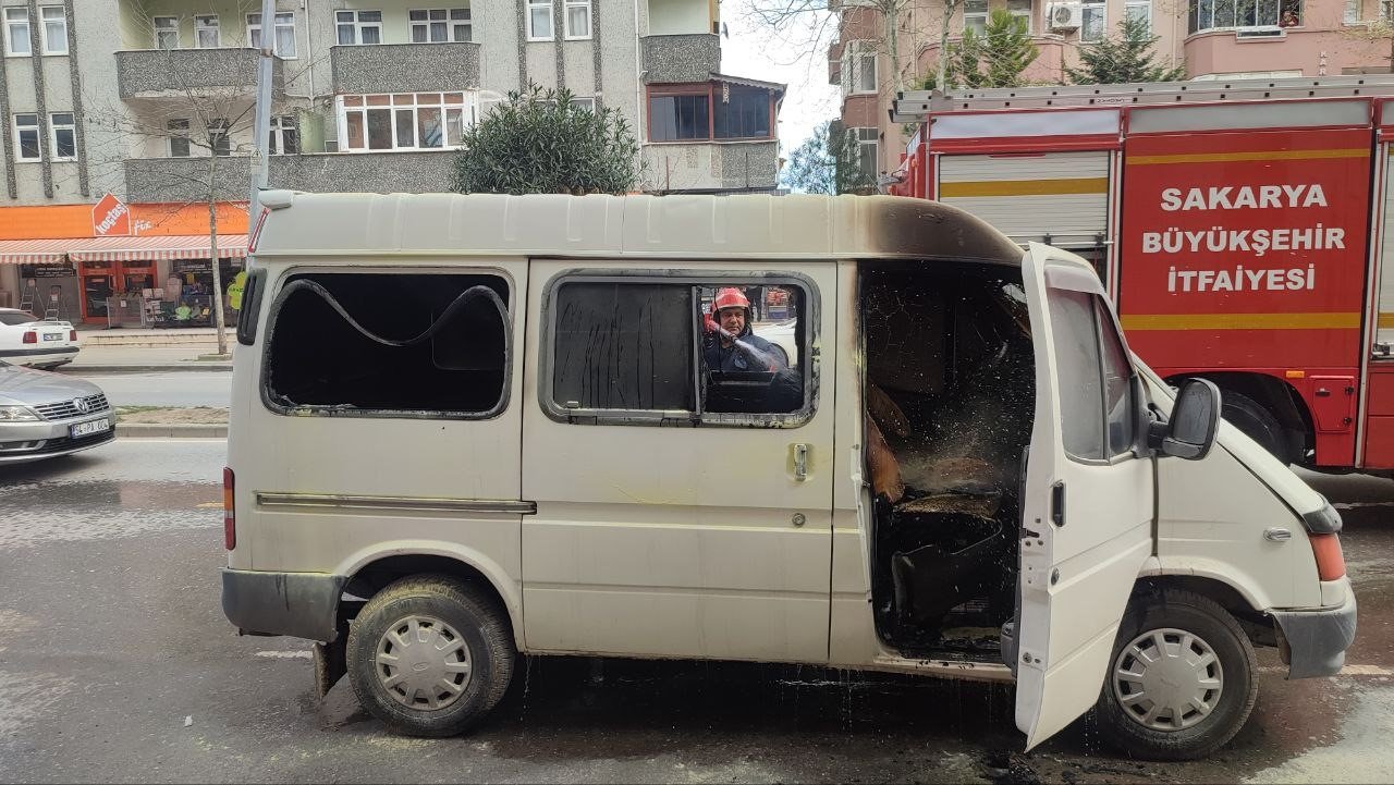 Park halindeki minibüs alev alev yandı