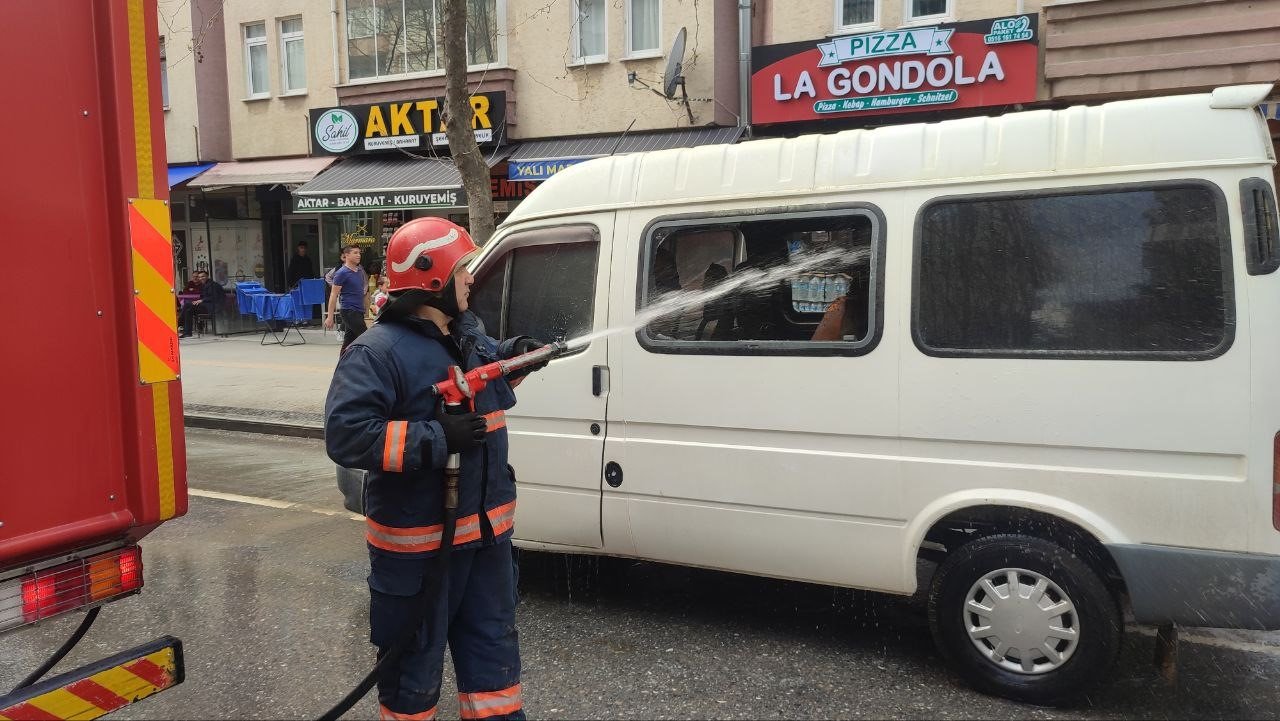 Park halindeki minibüs alev alev yandı