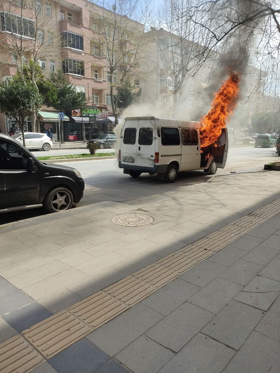 Park halindeki minibüs alev alev yandı
