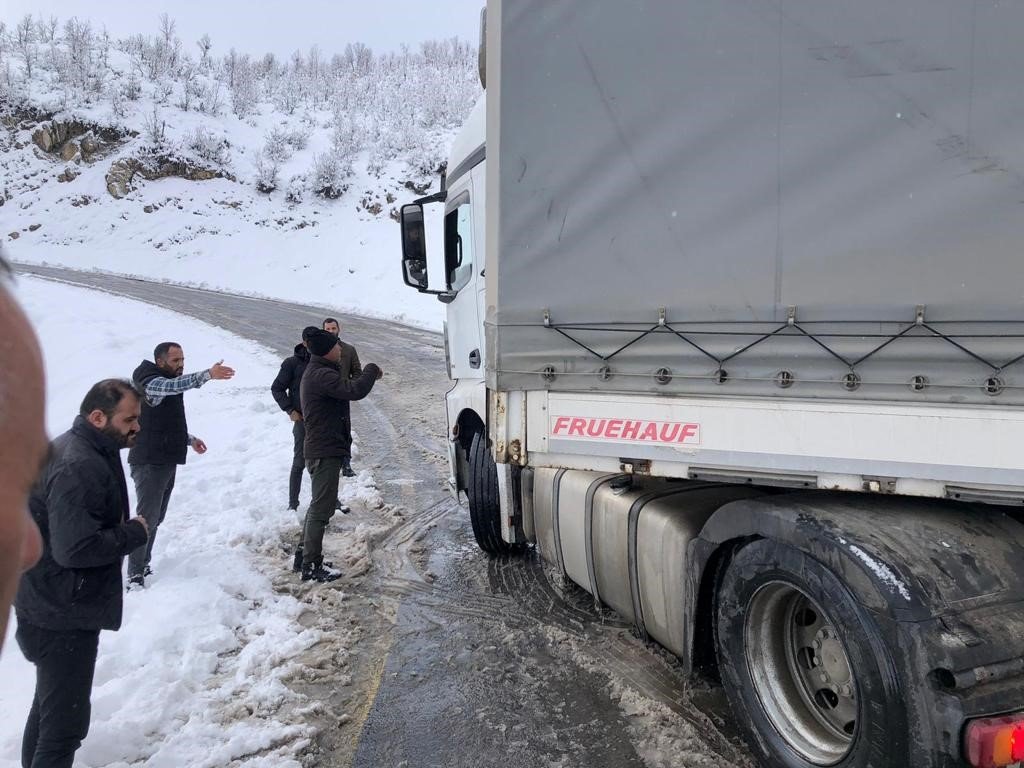 Şırnak’ta kar ve buzlanma ulaşımı aksattı