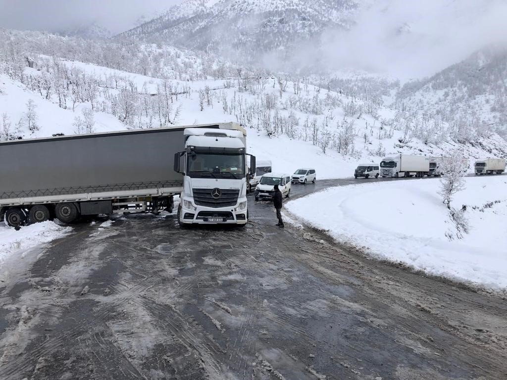 Şırnak’ta kar ve buzlanma ulaşımı aksattı
