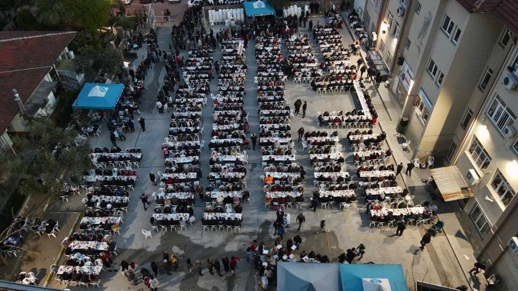 Nazilli Belediyesi’nin iftar sofraları dolup taşıyor
