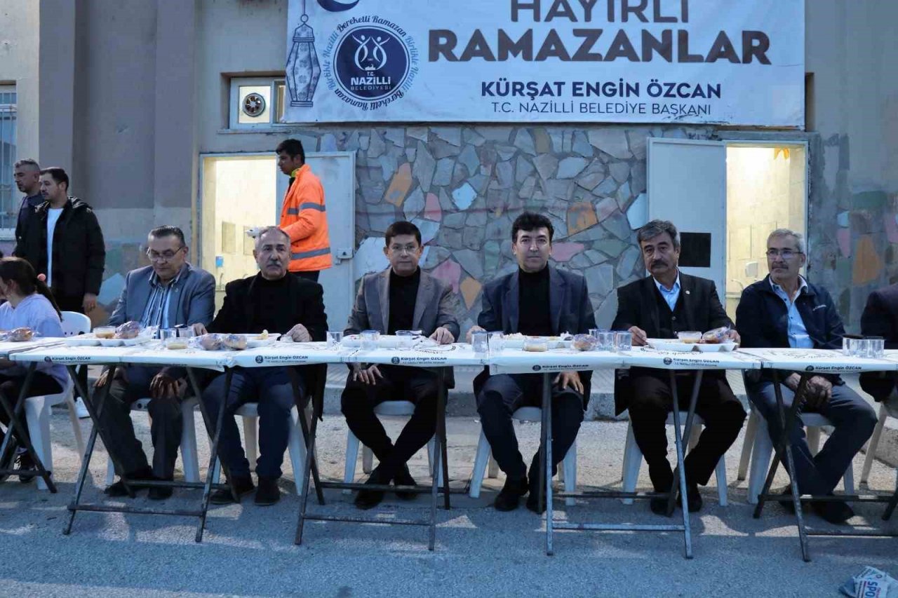 Nazilli Belediyesi’nin iftar sofraları dolup taşıyor