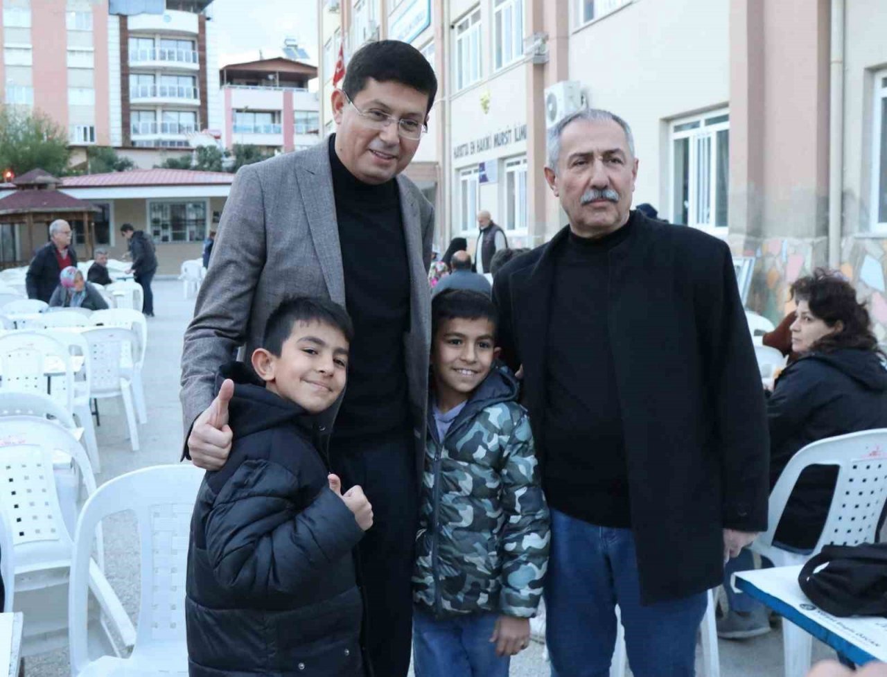 Nazilli Belediyesi’nin iftar sofraları dolup taşıyor