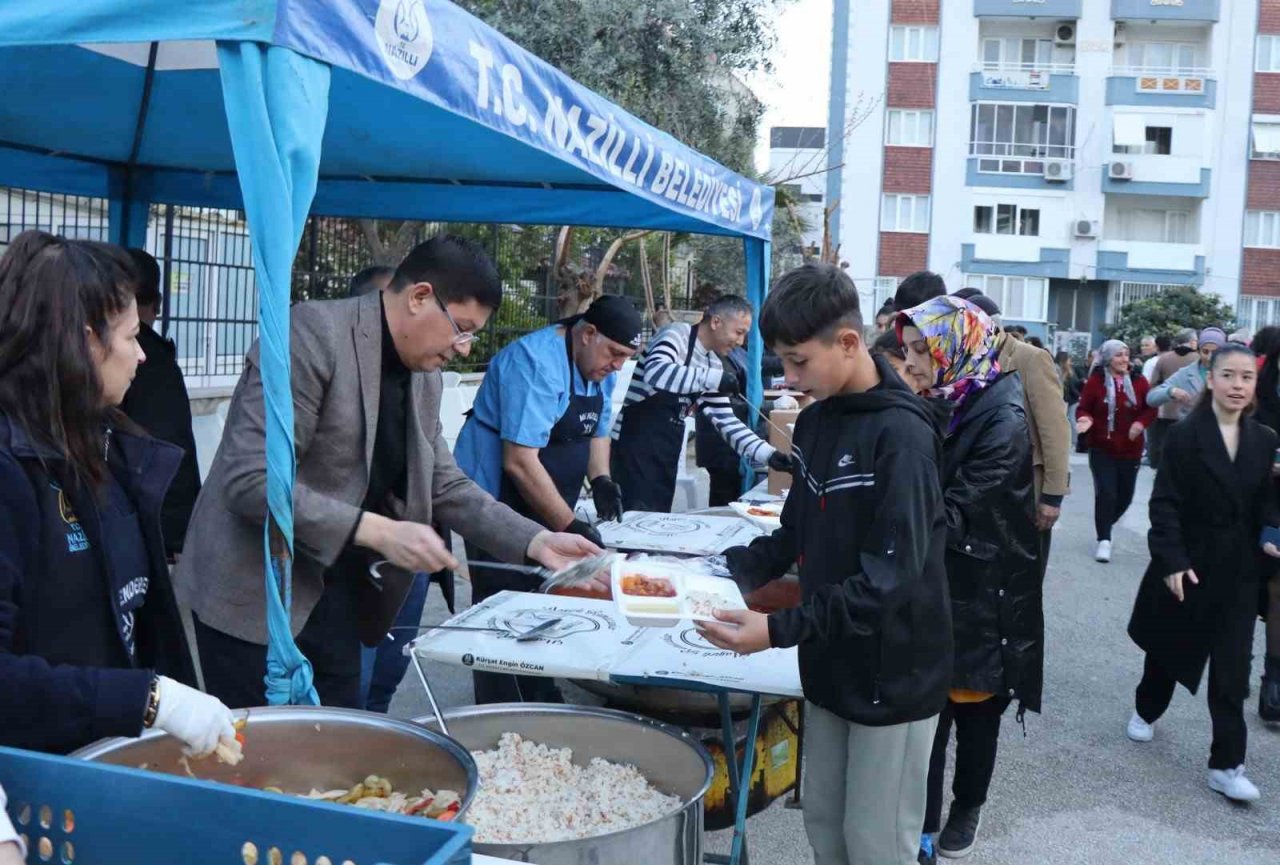 Nazilli Belediyesi’nin iftar sofraları dolup taşıyor