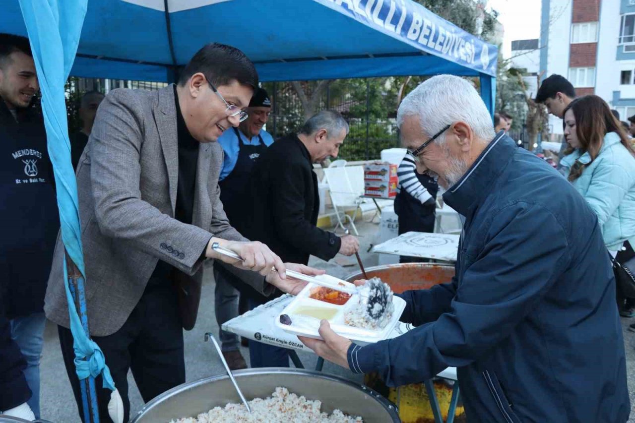 Nazilli Belediyesi’nin iftar sofraları dolup taşıyor