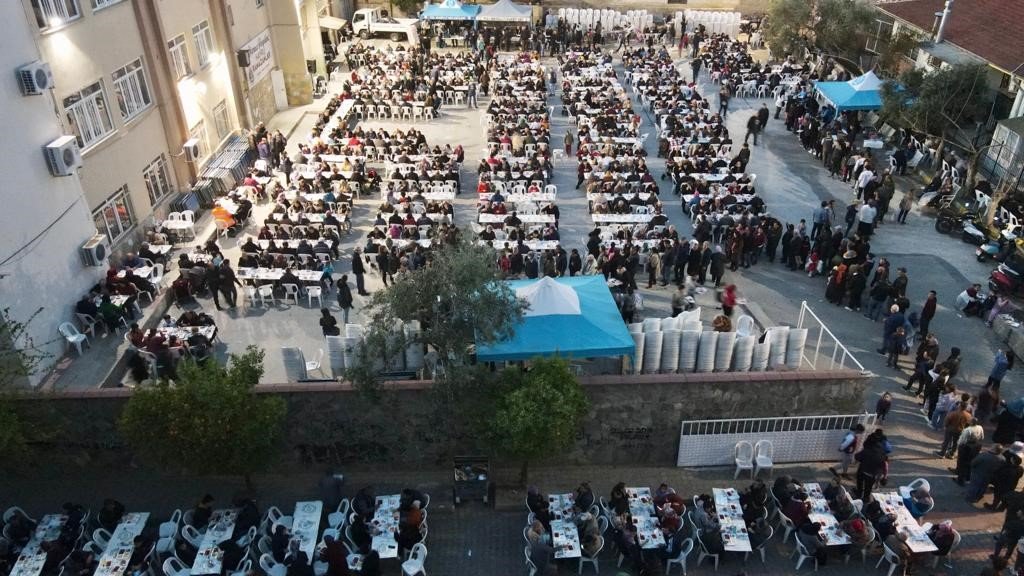 Nazilli Belediyesi’nin iftar sofraları dolup taşıyor